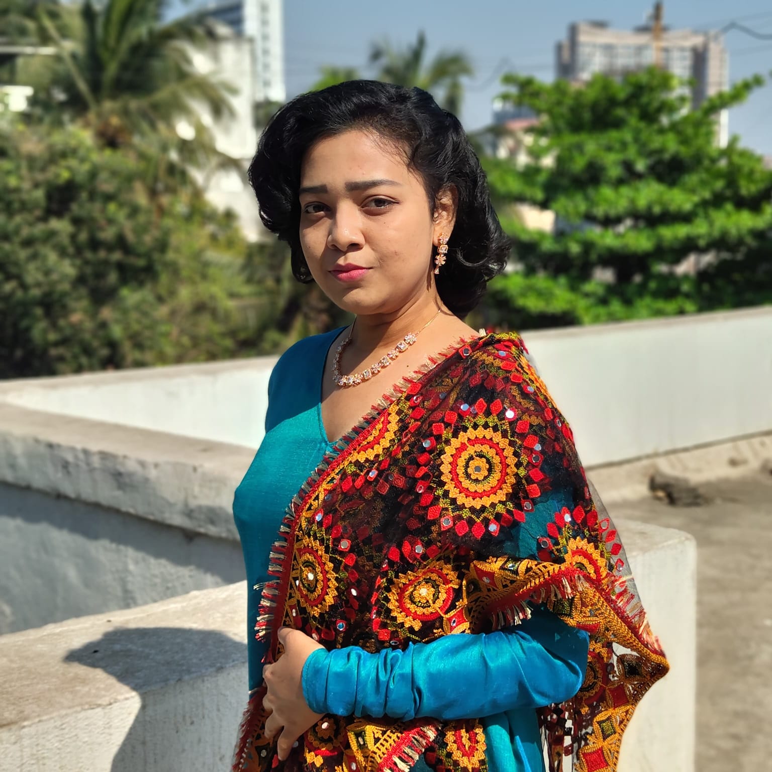 463196